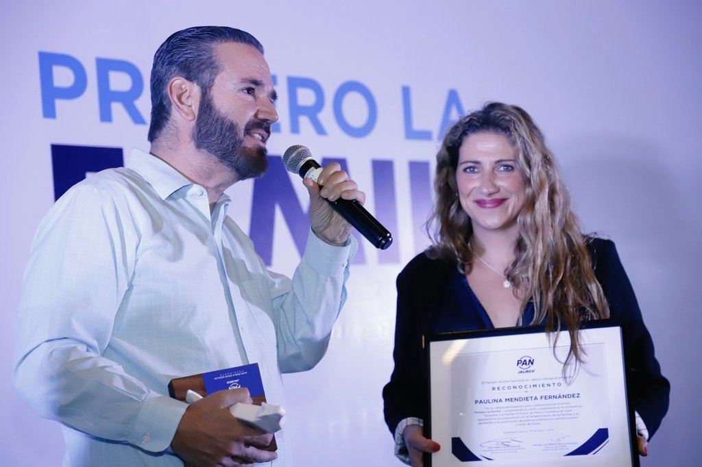 PAN_Jalisco's tweet photo. Nuestro presidente estatal Juan Pablo Colín, inauguró los trabajos del foro 'Primero la Familia'.

Espacio de diálogo sobre temas que fortalecen el tejido social en nuestras comunidades, como el respeto a la vida y la niñez; políticas públicas con perspectiva de familia; gobiernos humanistas útiles y eficientes.

Escuchamos las ponencias de Maviela De León Morales y de Paulina Mendieta, orientadas al respeto de la familia y el bien común. 

Agradecemos la participación de Alberto Cárdenas y Emilio González en el panel de exgobernadores panistas; así como de nuestros diputados locales y presidentes municipales que compartieron sus proyectos en pro de la familia. 

#PatriaFamiliaYLibertad