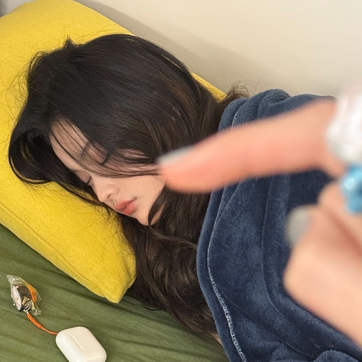 strqvc's tweet photo. #wonroha au | cannot reach your heart

onde, wonhee, uma garota estudiosa, tímida, e ‘popular’ na escola, tem seus olhos presos em sua melhor amiga de infância, iroha, que é o seu completo oposto em tudo https://t.co/WFPL5NOlvP