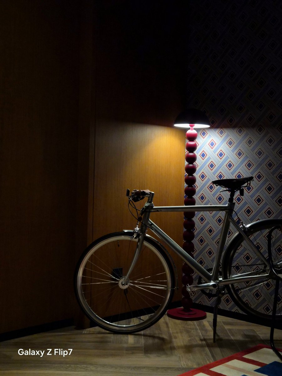 mamandanu's tweet photo. low light in the room with #GalaxyZFlip7 #withgalaxy https://t.co/cRdO3tUd7r