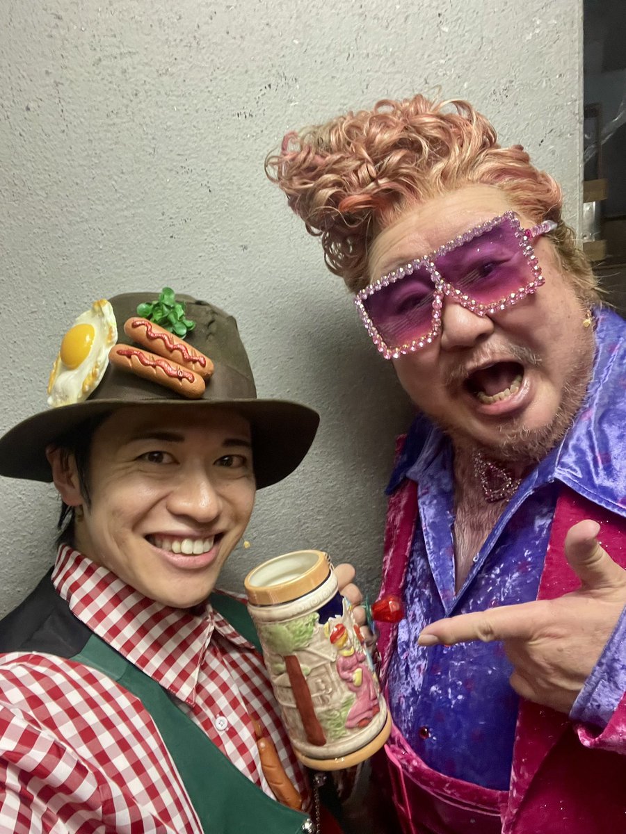 raitychachacha's tweet photo. おはようございます☀
昨日で博多公演半分終わったそうです！！
身体は少しずつ重くなっていますが、そんな時こそ集中して怪我をせずに今日も楽しみます😀🌟

本日は＠Imoaraukakari 
さんとパシャリ📷🍠
芋さん、いつも優しく接して下さりありがとうございます🙇‍♀️😭

#チャーリーとチョコレート工場 https://t.co/NicAWPPqj7