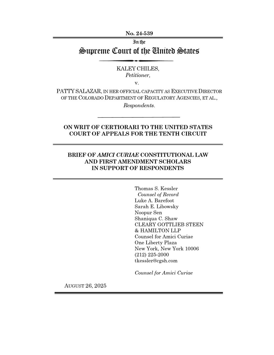 JADIEGUES's tweet photo. A diferencia de lo que sucede acá, la Suprema Corte de los 🇺🇸 se nutre muy frecuentemente en sus causas de escritos de amicus curiae. Para conocer el formato de estas presentaciones (y, eventualmente, compararlas con las argentinas), les comparto acá el amicus presentado por profesores de Derecho Constitucional de distintas universidades en la causa "Chiles v. Salazar" para defender la constitucionalidad de la prohibición de las terapias de conversión. El escrito está firmado, entre otros profesores, por el exdecano de Berkeley Erwin Chemerinsky: https://t.co/lHdMf8z0U0