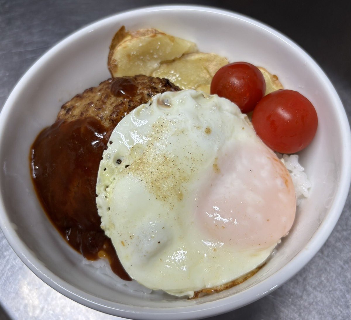 ShopRainbox's tweet photo. #ハンバーグ丼　いかがでしょうか‼️

#Rainbox  #レインボックス #cafe #NIJIBAKO #にじばこ #相馬 #福島 https://t.co/LerKwGQN8O