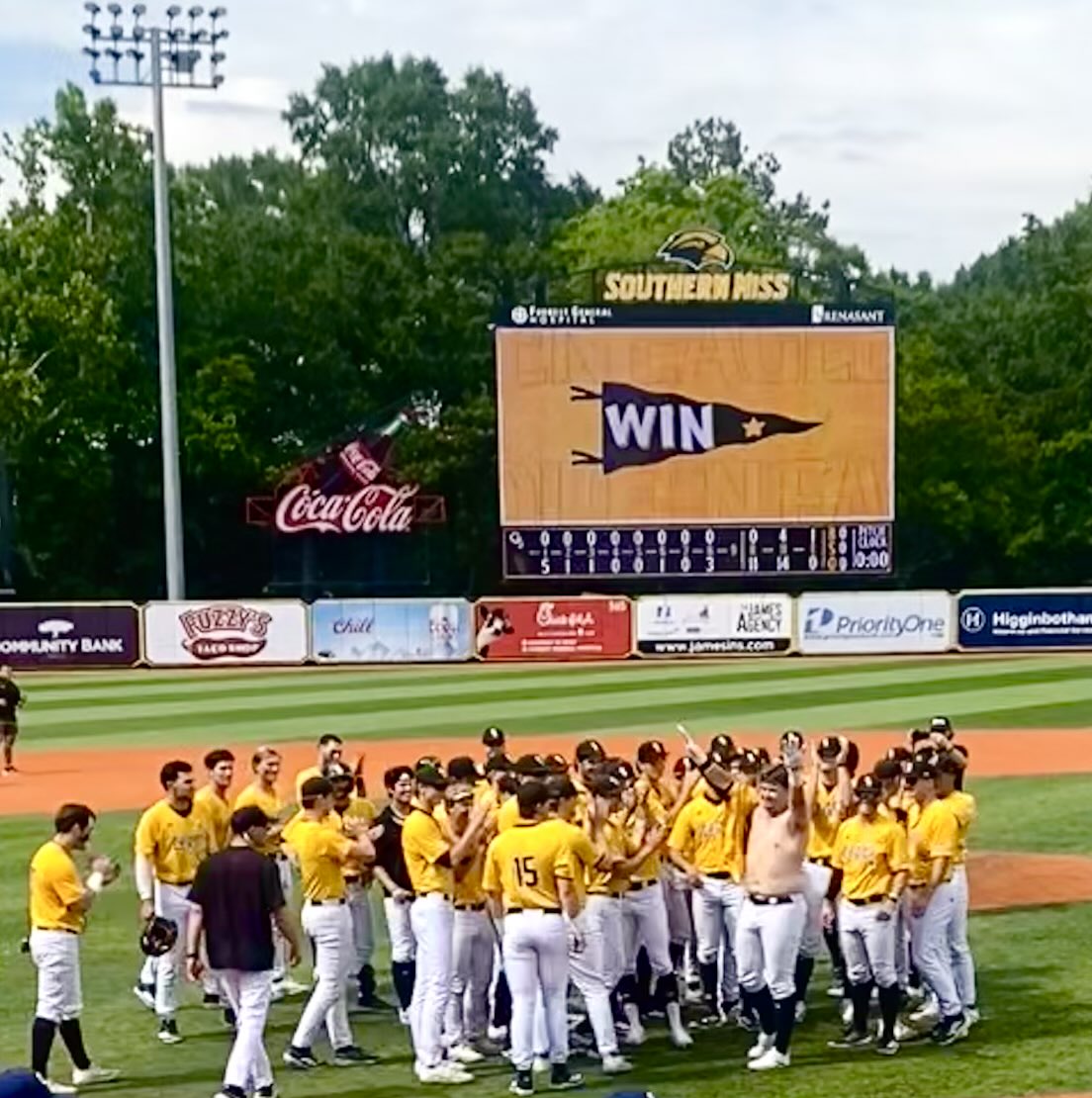 kellsbells_417's tweet photo. What a day, what a weekend! Happy for the boys… somebody let the Eags get hot! #baseburg @SouthernMissBSB https://t.co/l5CbGvAkBM