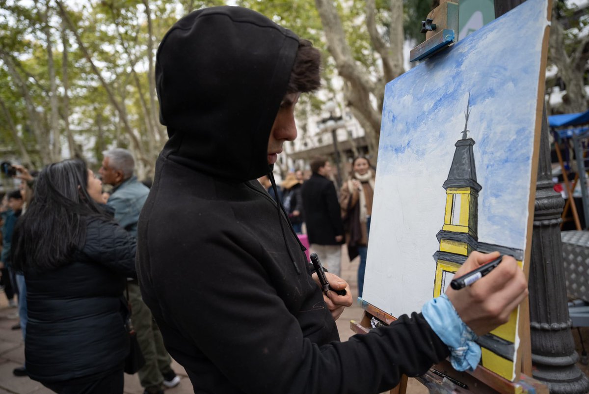 dolivera_uy's tweet photo. Segundo “Sábados en Ciudad Vieja” y otra vez el barrio se llenó de vida.
Música, ferias, gastronomía, arte, comercios abiertos y miles de personas disfrutando del espacio público en el corazón histórico de Montevideo.

Este ciclo, que impulsamos junto a comerciantes, organizaciones y el Municipio B, sigue consolidando una Ciudad Vieja más activa, disfrutable y convocante. Gracias a quienes participaron y apostaron una vez más por encontrarnos en nuestras calles.