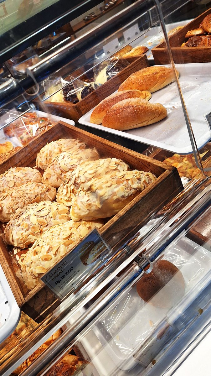 astrophilzs's tweet photo. setiap mampir ke Mako pasti belinya cheesecake, granola caramel, spicy floss, creme brulee, tiramisu cup 

kamu kalau mampir ke Mako paling sering beli apa?? https://t.co/lnSURwFx5S