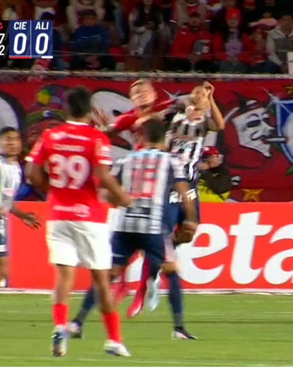 River_1901S's tweet photo. Todos hablan del codazo de Advincula, pero nadie dice nada cuando el jugador de Cienciano le dio un codazo a Garcés  en la cara y el árbitro ni amarilla. Los que lloran más son las Aves 😂. Ganamos y Arriba Alianza TLV 💙 https://t.co/CdCR0a6AK1