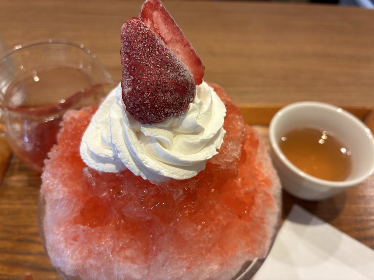 今シーズン初かき氷🍧 追いシロップにも果肉が入ってて、幸せ😊