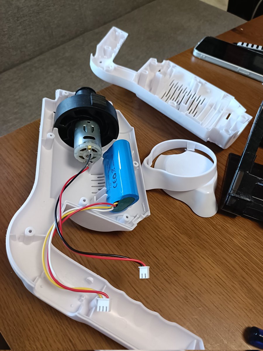 ゲーセンでゲットした掃除機の1台が充電しない。 原因は何だろう？と
