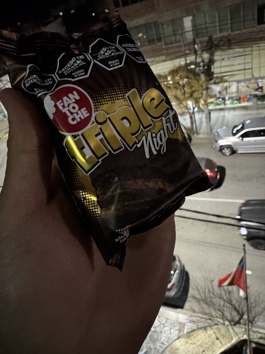 Sigmaa3110's tweet photo. #2 Fantoche Triple Night - Decepción 
Sabor 1/5
Precio 3/5
Promesas 2/5
Nulo sabor a chocolate. Al comerlo no se diferencia lo que es masa ni ddll. No hay sabores distintos. Una decepción de un alfajor de fantoche. https://t.co/pdSpxAiYa4