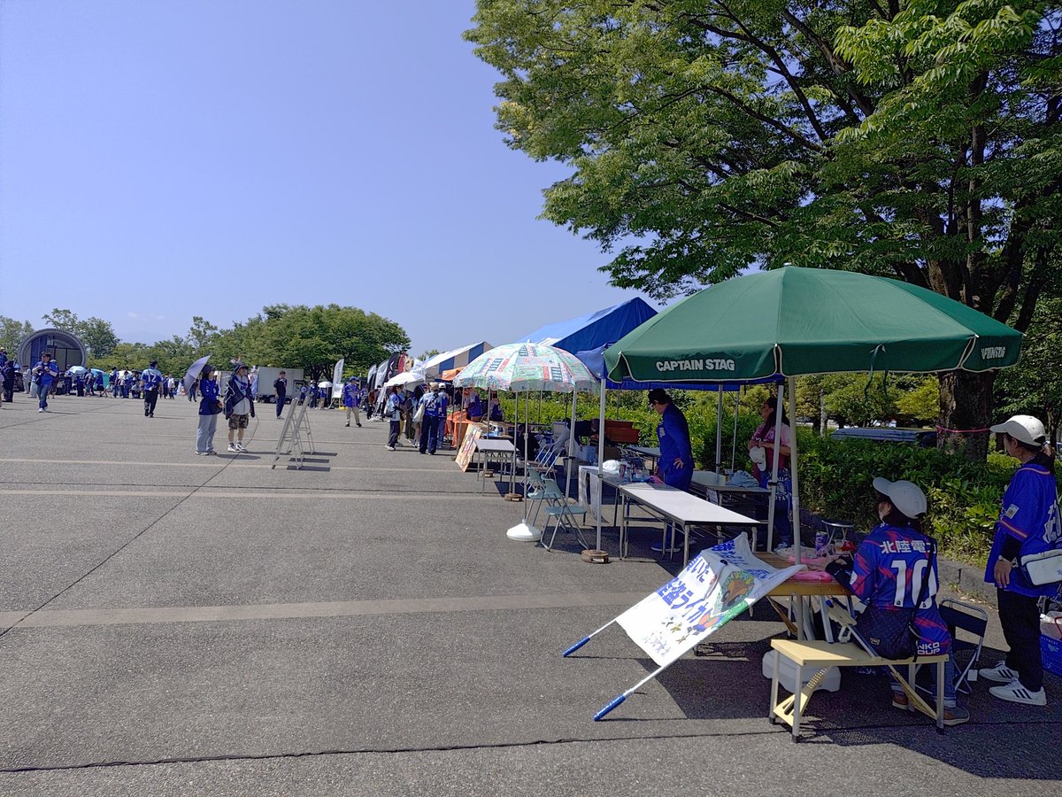 HELLVALLEY's tweet photo. 本日サポーターブースやってます！高岡七夕祭りの短冊書き込みしてますよ〜！
青い人が目印！ https://t.co/wiaRh6eVfd