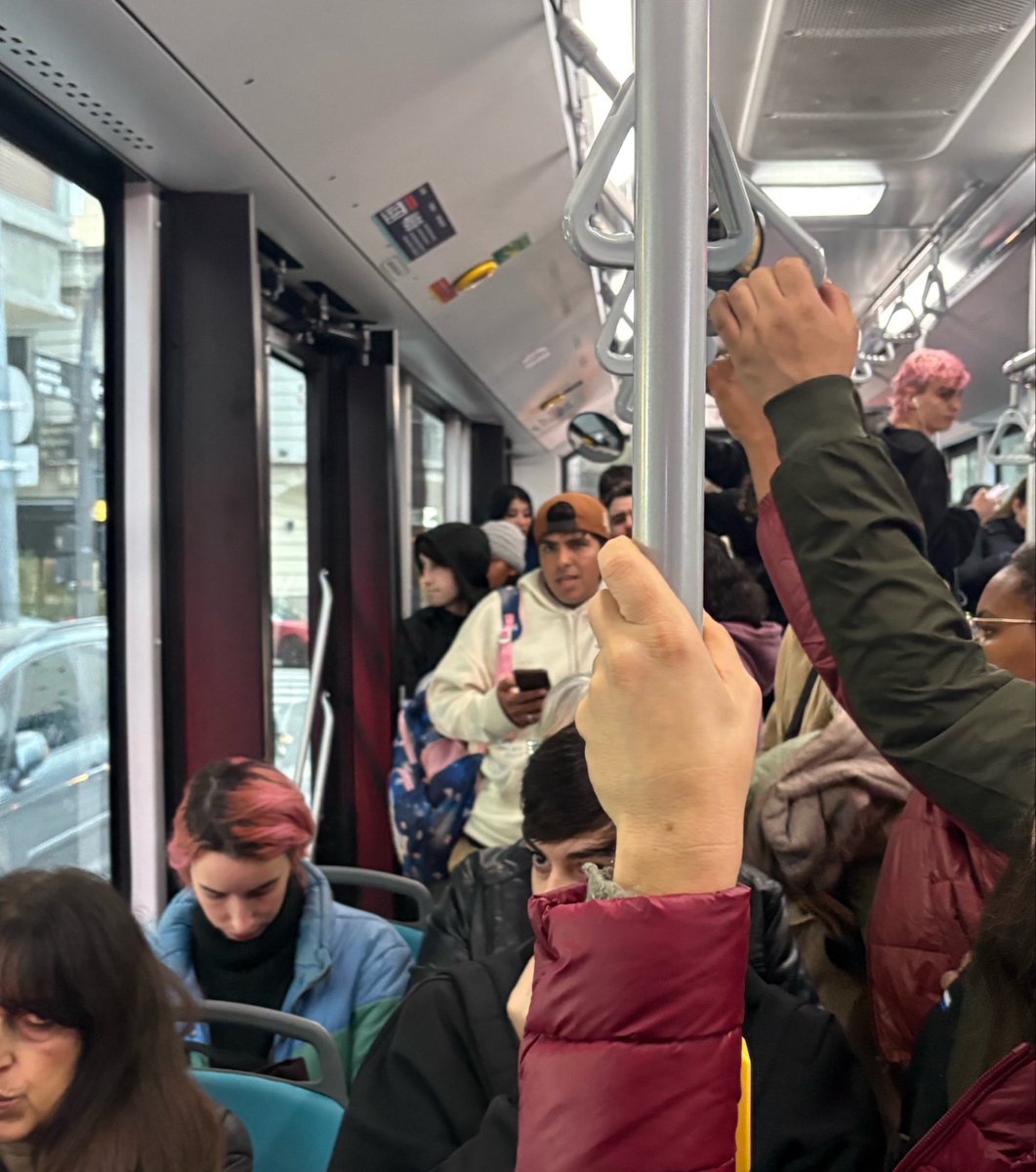 irinamaquilla's tweet photo. cuales son las chances de que en un colectivo haya 3 personas con pelo rosa?!! https://t.co/wwJJbR9YkT