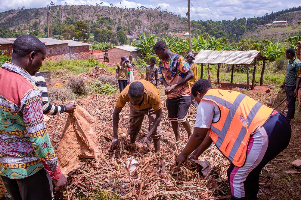 Gitega's tweet photo. #Burundi Les jeunes et la population réunis au sein de l’#ADCI(Association pour le développement de la collectivité de l'ancienne commune d'Itaba)ont lancé ce samedi 16 mai 2026 un projet de production de fumure organique sur la colline #Gihamagara, @GitegaCommune. https://t.co/AQvNCVcvDG