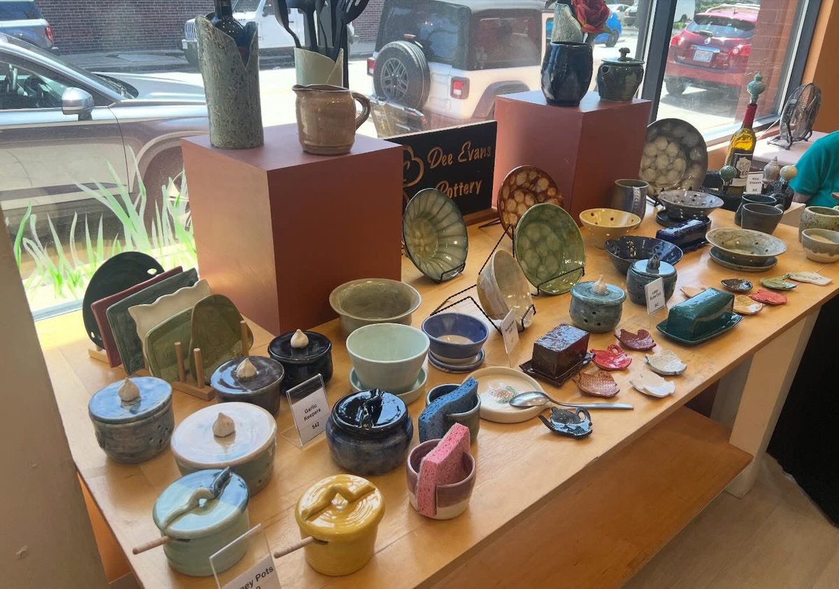 AngelitoForWI's tweet photo. I had a great time visiting different small businesses today during the West Allis Art Crawl! Loved meeting so many talented artists in our community! Proud of our local art scene and everyone who helps it thrive! https://t.co/gYLHs8xJTX