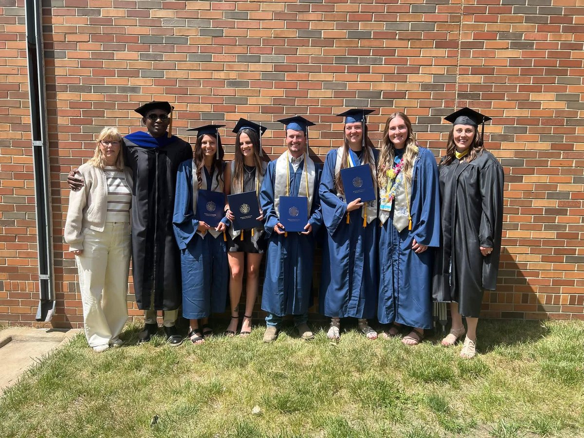 SipasiOA's tweet photo. Today's graduates embody a powerful blend of vision, passion, and determination, holding boundless promise for their future, and I feel fortunate to have worked alongside them. Congratulations, @dickinsonstate class of ‘26 🍾🎈🎊🎉 https://t.co/EevVIsMtbG