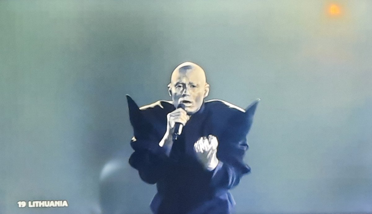 joserhote's tweet photo. El hermano gemelo de Alfonso Arus con la cabeza plateada como si fuera de papel albal representa a Lituania con una canción que se titula 'Solo quiero más'. Solo por estas cosas, amiguitos, es necesario ver Eurovisión. 🇱🇹🇪🇺
#Eurovisión2026 #kitsch #Lituania https://t.co/SKwDVQNWFL