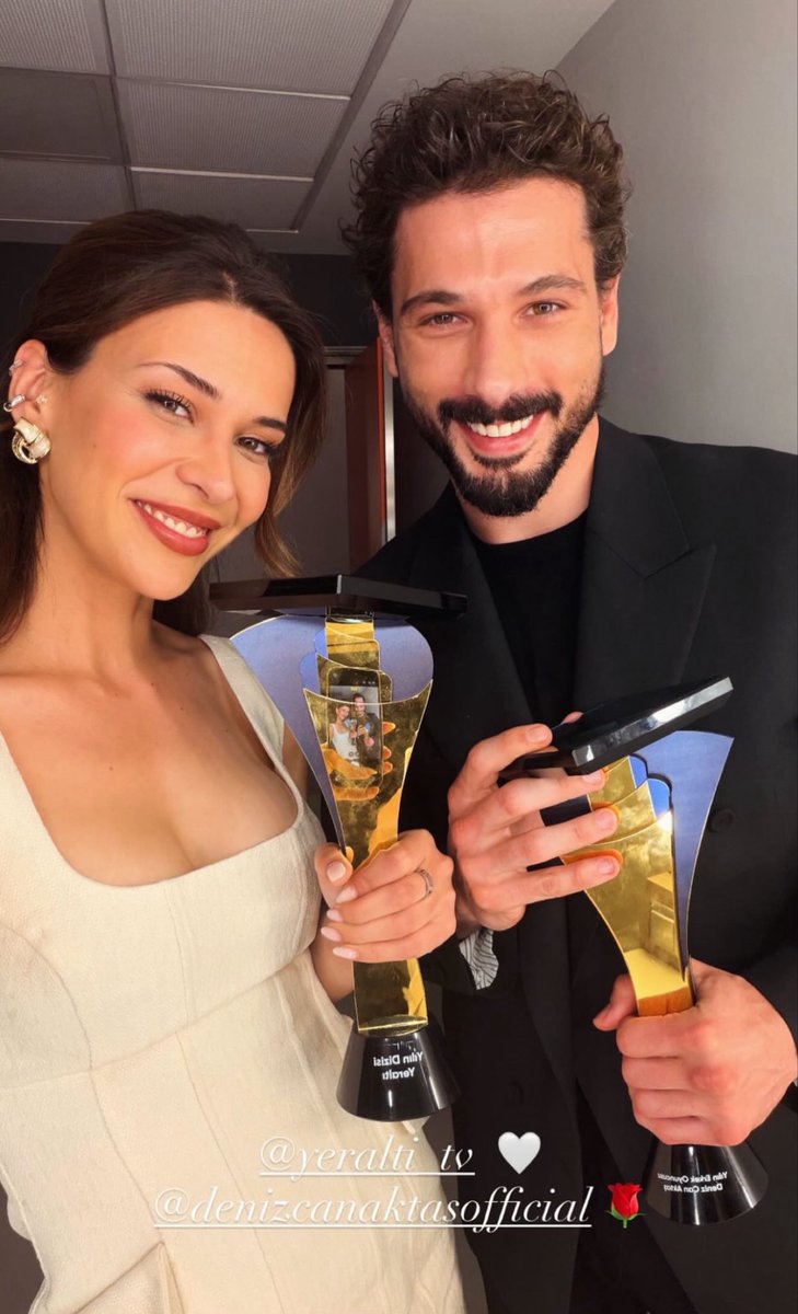enmagazinn's tweet photo. Yılın Dizisi “Yeraltı” ödülünü alan Devrim Özkan ve Deniz Can Aktaş’tan selfie
#devrimözkan #denizcanaktaş #new #yeraltı #enmagazin https://t.co/vofWd60EF1