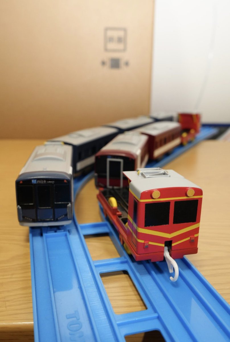 mitsubon24's tweet photo. 近鉄プラレール
電動貨車
モト97
8A系
6A系
1A系

6A?を移送中ーᕦ⁠(⁠ಠ⁠_⁠ಠ⁠)⁠ᕤ https://t.co/x7LlRJdmh3
