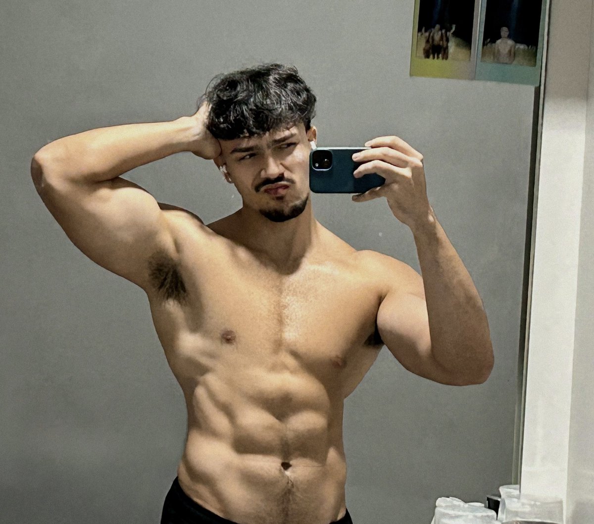 pedrxjx's tweet photo. boa noite x 🙆🏻‍♂️ https://t.co/aBSl8p0RmG