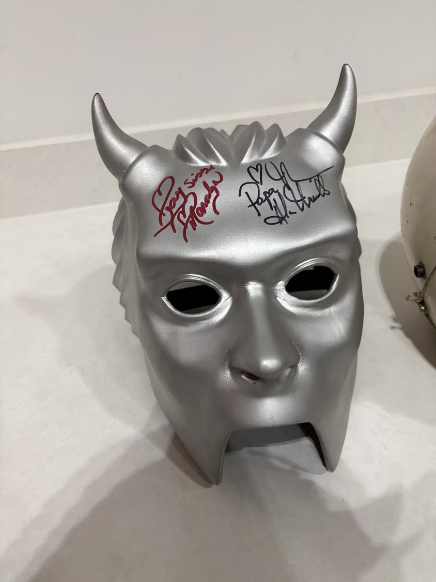 NamelessYeen's tweet photo. @the_hypnone They signed my old 3d print while we were chatting ^^ https://t.co/M7moLF1Idx