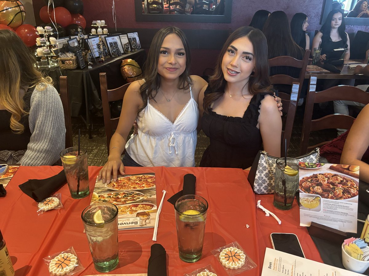 HanksLadyBB's tweet photo. Tonight we celebrated all of our programs and players  accomplishments. It was our End of the Year celebration. Thank @olivegarden for your awesome hospitality.@HanksGutierrez @Coach_Veliz @bre_terrazas @HanksAthletics @YISDAthletics1 @Petermorales78 @HHSCarrasco https://t.co/8pZFYhdITm
