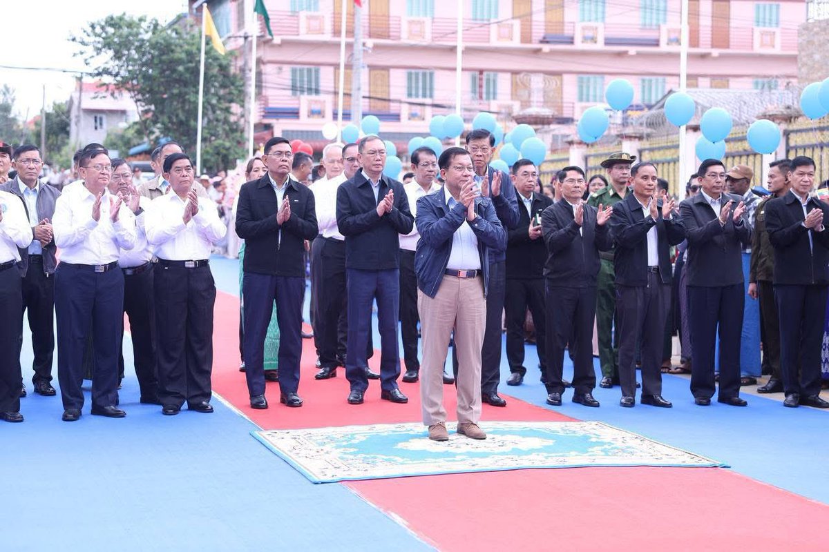 MoeSatKhinn's tweet photo. On May 16, President U Min Aung Hlaing attended the opening of 5 upgraded major avenues in Padaytha Myothit, Pyin Oo Lwin. During his visit, the President also held meetings with local community elders and #MSME entrepreneurs to discuss regional development.
#Myanmar #PyinOoLwin https://t.co/wSLsxQP5VI