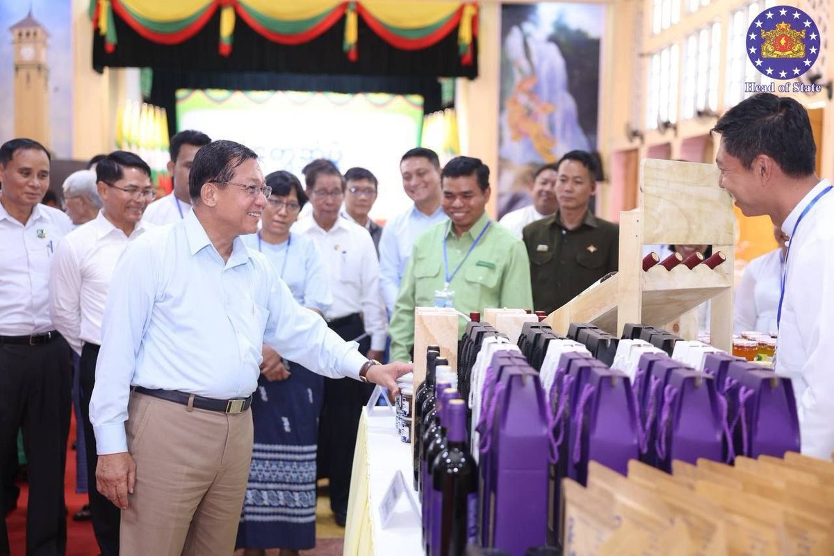 MoeSatKhinn's tweet photo. On May 16, President U Min Aung Hlaing attended the opening of 5 upgraded major avenues in Padaytha Myothit, Pyin Oo Lwin. During his visit, the President also held meetings with local community elders and #MSME entrepreneurs to discuss regional development.
#Myanmar #PyinOoLwin https://t.co/wSLsxQP5VI