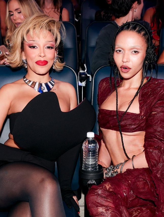 amalahourly's tweet photo. looking like two long lost sisters 😭😭 https://t.co/IOS7gt0JMw