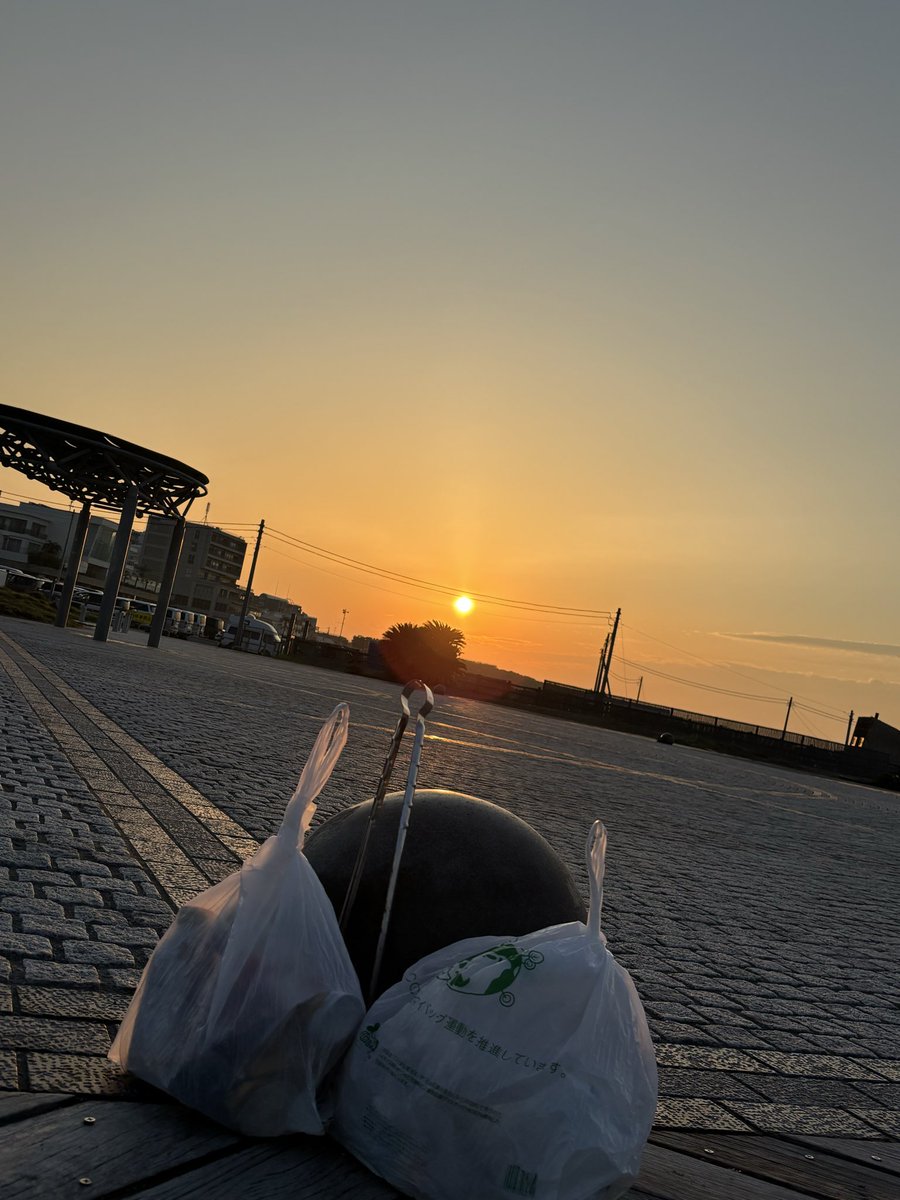 kobari_2021's tweet photo. おはようございます
このゴミは街ゴミなので
所定のゴミ置き場まで
持ち帰ります
太陽が出てきたので
写真撮りました😆

ペットボトルも
朝日を浴びてます😂
もちろん回収しました🫡 https://t.co/ZwweSYczGK