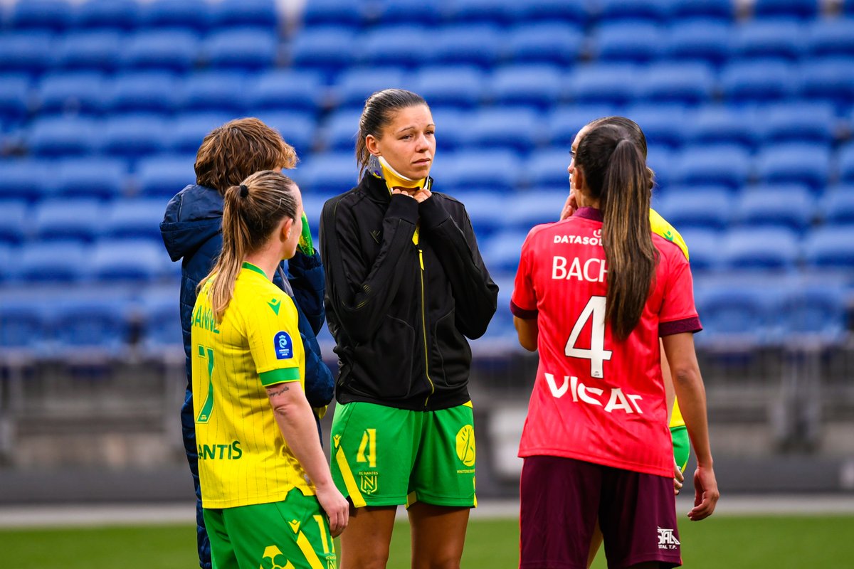 FCN_Feminines's tweet photo. 𝗠𝗼𝗺𝗼 𝘃𝗮 𝗺𝗶𝗲𝘂𝘅 👍

Des nouvelles rassurantes concernant notre capitaine Maureen Cosson. Touchée aux cervicales, elle avait été contrainte de quitter la pelouse, accompagnée par les soigneurs.

Elle a bien retrouvé le groupe. 

#OnEstNantes #OLLFCN https://t.co/4vk19HBt12