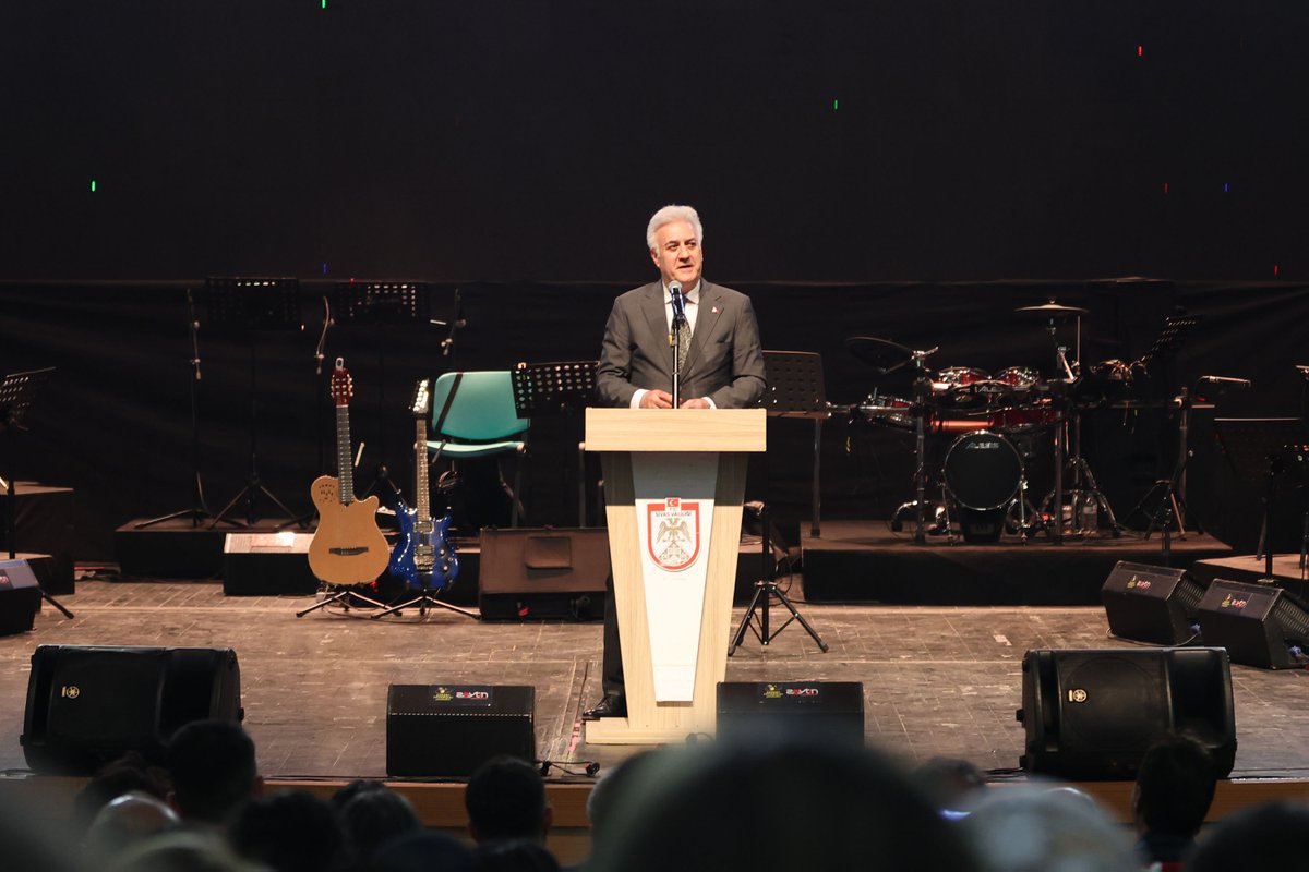 sivasvaliligi's tweet photo. 3. Sivas Uluslararası Film Festivali'nde Ödüller Sahiplerini Buldu

Valiliğimiz, Sivas Belediyesi, Sivas Cumhuriyet Üniversitesi, Kültür ve Turizm Bakanlığı Sineme Genel Müdürlüğü ve Uluslararası Türk Kültürü Teşkilatı (TÜRKSOY) iş birliğiyle bu yıl üçüncüsü düzenlenen 3. Sivas Uluslararası Film Festivali, görkemli bir ödül töreniyle sona erdi.

12-16 Mayıs tarihleri arasında gerçekleştirilen festival, sinema dünyasının önemli isimlerini, akademisyenleri, yönetmenleri ve sektör profesyonellerini Sivas'ta buluşturdu. Festival boyunca düzenlenen film gösterimleri, söyleşiler, atölyeler ve özel etkinliklerle şehirde adeta sinema rüzgârı esti.

Sivas'ın kültür ve sanat hayatına önemli katkılar sunan festivalin kapanış programı, Muhsin Yazıcıoğlu Kültür Merkezi'nde gerçekleştirilen ödül töreni ve Yeşilçam Nostalji Konseri ile tamamlandı.

Programa; Valimiz Sn. Yılmaz Şimşek, eşi Dr. Çiğdem Olgun Şimşek Hanımefendi, Devlet Tiyatroları Genel Müdürü Tamer Karadağlı, sinema sanatçısı Hülya Koçyiğit, il protokolü, sinema dünyasının önemli isimleri, sanatseverler ve çok sayıda davetli katıldı.

Kapanış programında konuşan Valimiz Şimşek, geride kalan beş gün boyunca şehirde adeta bir sinema rüzgârı estiğini belirterek, "Sanatın, kültürün ve sinemanın birleştirici atmosferini ve heyecanını hep birlikte yaşadık. Festival süresince düzenlenen etkinliklerle Sivas'ın dört bir yanında sinemanın coşkusu hissedildi, şehrimiz sanatla, söyleşilerle ve birbirinden kıymetli buluşmalarla çok özel günlere ev sahipliği yaptı. Festivalimiz bu yıl da önceki yıllardan aldığı birikim ve tecrübeyi daha ileriye taşıyarak; daha kapsamlı, daha güçlü ve daha zengin bir içerikle hemşehrilerimizle buluştu." dedi.

Festival kapsamında düzenlenen törende, Türk sinemasına katkı sunan isimler ödüllendirildi. 

Gecenin sonunda sanatçı Nilgün Kızılcı'nın sahne aldığı, Şef Kürşat Taydaş yönetimindeki Yeşilçam Nostalji Konseri ile davetliler unutulmaz bir gece yaşadı.

Detaylar 👉 https://t.co/6TJnuoizQS