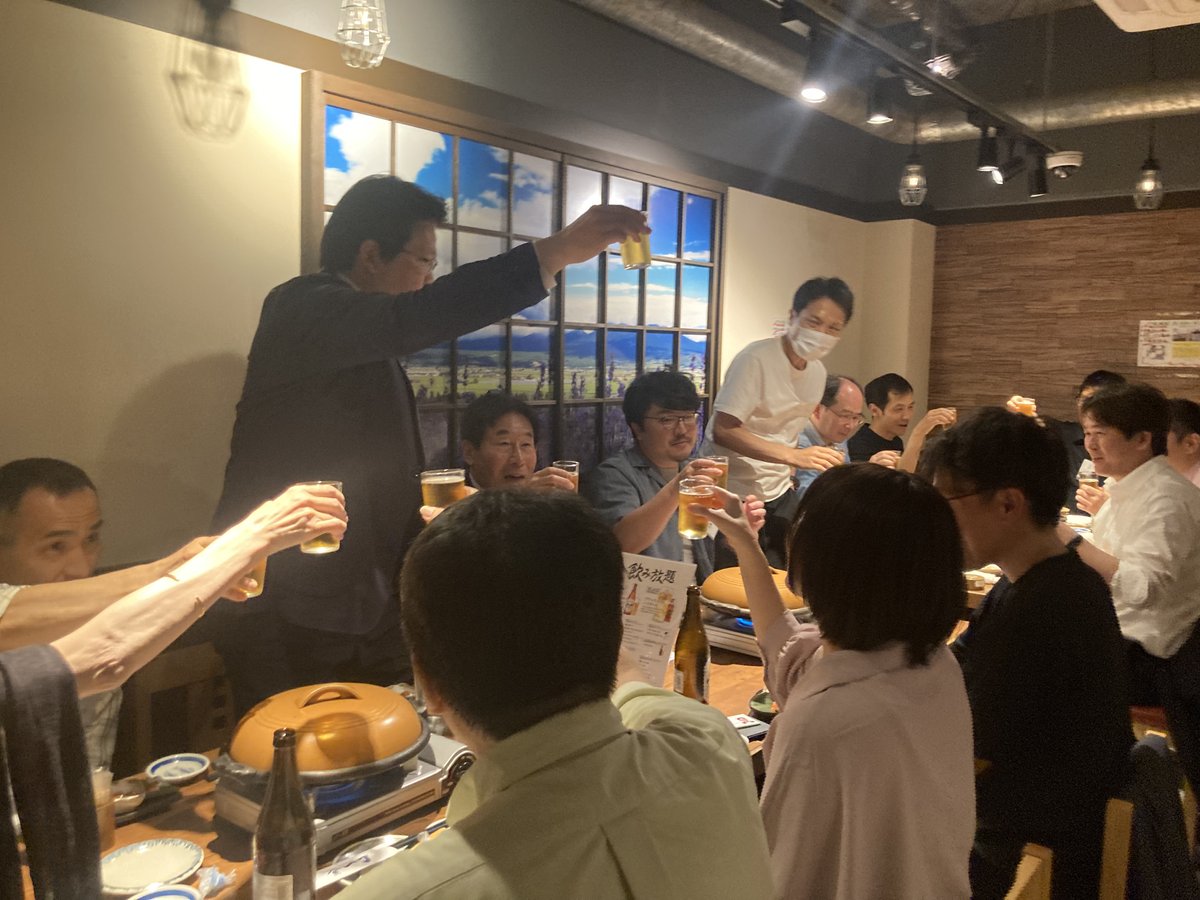 saiseishikyo's tweet photo. 新人歓迎会を開催しました✨🌺

5月16日、埼玉司法書士会館大会議室で新人歓迎会を行いました。
多くの新人や先輩方が参加し、勤務や開業、認定考査関連のテーマや、あらかじめ頂いた質問に沿って、4人のパネリストが熱く語りました。
その後は懇親会で、大いに盛り上がりました🍻 https://t.co/MbsNTYkSXN