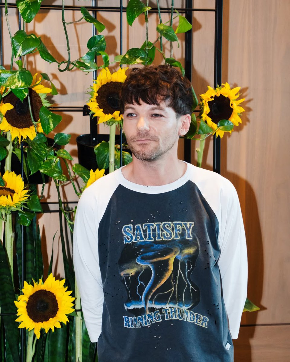 lt28files's tweet photo. louis tomlinson &amp; sunflowers🌻 https://t.co/BUDYMS0AK0