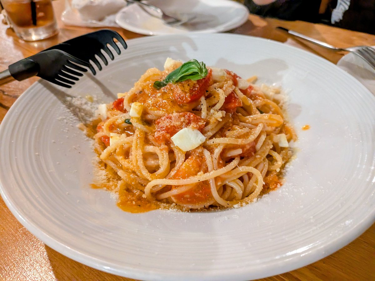 domeki1973's tweet photo. 昨夜は【PIZZERIA DA ORA】で
イタ飯楽しんで来ました🖐️
本格的なピザ窯から焼き上がった
抜群のピザ🍕を片っ端から…笑
ハイカロリーな罪悪感を
すっかり忘れて、✨大満足🤩✨
(´Д`)ハァ…
こりゃーハマっちゃうよね😋
#DAORA
#八戸イタリアン https://t.co/tknW0kCITv