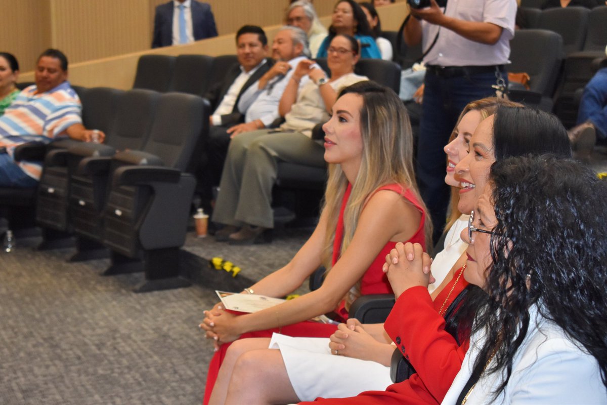 ZairaGlez6's tweet photo. Muy agradecida por este reconocimiento otorgado por ICDEA Puebla en el marco de su Aniversario Institucional.

Me llevo grandes reflexiones e inspiración al escuchar iniciativas que están transformando nuestro estado desde distintos sectores, siempre con el objetivo de generar un impacto positivo para las y los poblanos.

Gracias a Emmanuel Balderas y al diputado @JLuis_Figueroa por hacer posible este espacio de diálogo y colaboración.