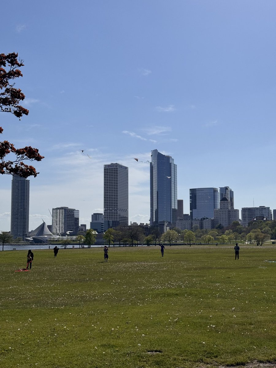 JasonDunning's tweet photo. Great kite weather 🪁 #mke https://t.co/Yy9a8vLhFK