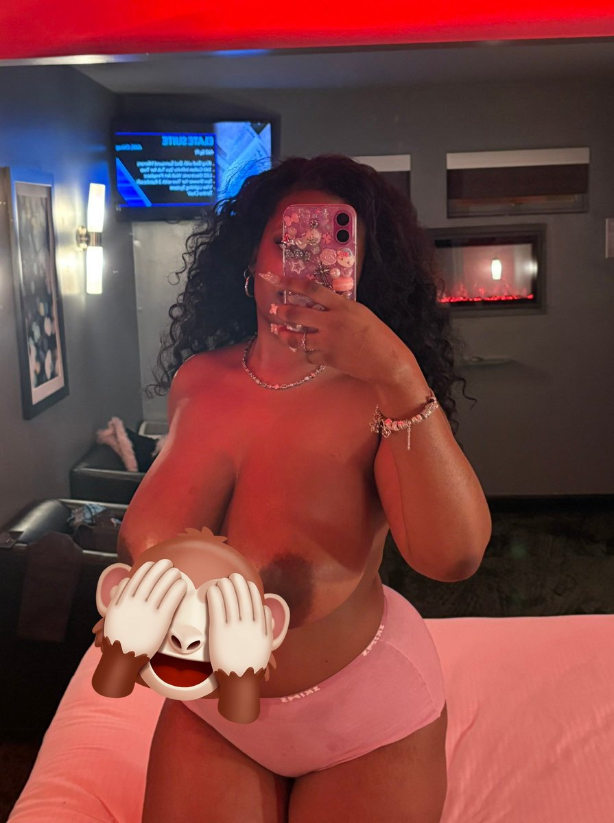 Stephieeeeeeez's tweet photo. Commente sexy et je te laisse voir la vidéo 🙈🙈😋🤤 https://t.co/bjJ7RCiagT