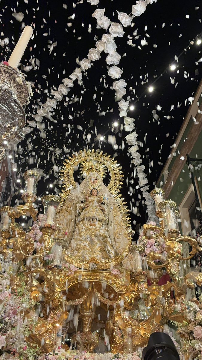 DNombreAlcala's tweet photo. [21:28] Suenan “Rosario de Montesion” y “Estrella Sublime” bajo una intensa lluvia de pétalos. #DulceNombre #Charitas https://t.co/1DMX2VZFJZ