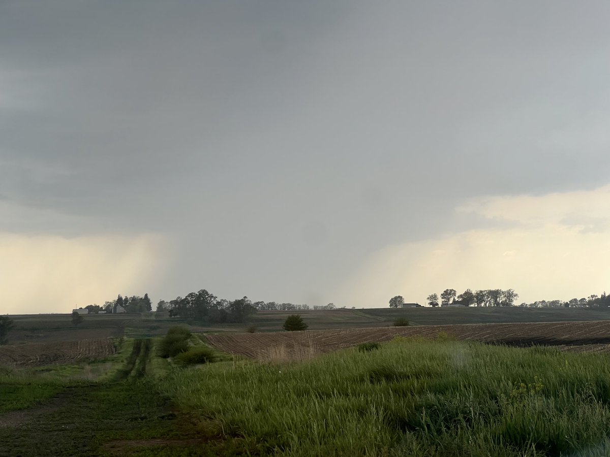 SWILChasing's tweet photo. @NWSOmaha developing wall cloud and sub severe hail on this cell https://t.co/qZxWhnoAoM