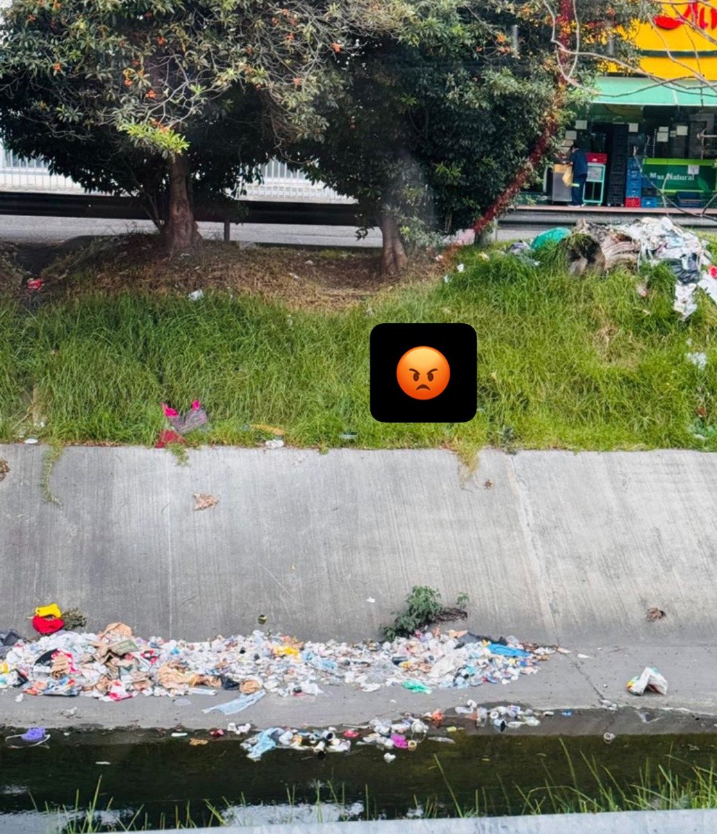 Mabeltell's tweet photo. En este estado deplorable se encuentra canal de la avenida 19 a la altura de la calle 133(calleja), hay basura desparramada, inodoros, tinas, escombros, por más que se denuncia todo sigue igual @CarlosFGalan @Uaesp @PoliciaBogota @AcueductoBogota @araquejesus21 @Danielbricen https://t.co/4cVvDNVut5
