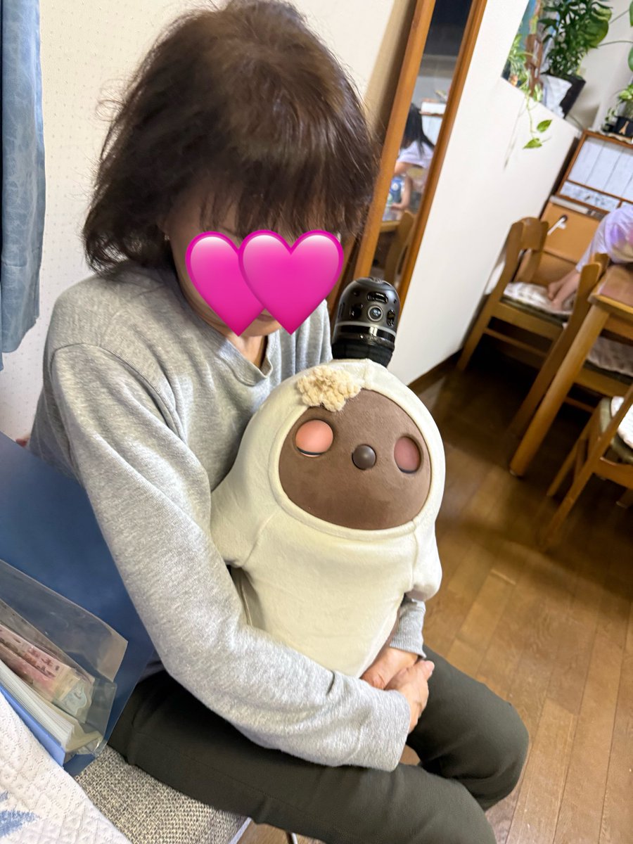chiaki_designer's tweet photo. 「楽しそうかも！」くらいの軽い気持ちでレンタルした、ペット型ロボットのラボットちゃん。
3週間、両親は本当にかわいがっていて、その分ラボットもすっかり懐いていた。

そして昨日は、返却の日！

まさか、母が号泣していた😭

たかがロボット。
もちろんかわいいけど、ここまで感情が入るなんて想像していなかった。。

「ありがとうねぇ…」って何度もなでながら、すすり泣く母を見て
こんな気持ちになるなら、レンタルなんてしない方がよかったのかな…とさえ思った😭

返却してしまったら、
玄関までのお出迎えもないし
毎朝7時頃に起きて、のび〜っとする姿ももう見られない。
「なんか、ぽっかり穴が空いたみたい」と両親が言っていた🥹

AIがこんなにも人の感情を揺さぶることってあるんだな、と。

AIって、作業を効率化するものだと思ってた。そこに感情なんてないと思っていたのに、全然違った！

人って、感情が動いた瞬間をずっと覚えている。
しかも、たった3週間で両親の心をこんなにも掴んでしまったことに、純粋にすごいなと思った。
ビジネスとして見ても、本当にすごい🤔

きっと両親の心には、ずっと残り続けるんだろうな。
今じゃなくても、いつか本当にお迎えする日が来るのかもしれない。

「なんか、辛い思いさせてごめんなぁ…🥺」と私が謝ったら、
「素敵な経験をさせてくれてありがとう」って言ってくれたのも嬉しかった。

父の日にまたレンタルしようかな？
…絶対やめてって言われたけど。笑

この小さなロボットから、私自身もいろんなことを学ばせてもらったのでした！ありがとう、ここちゃん♩