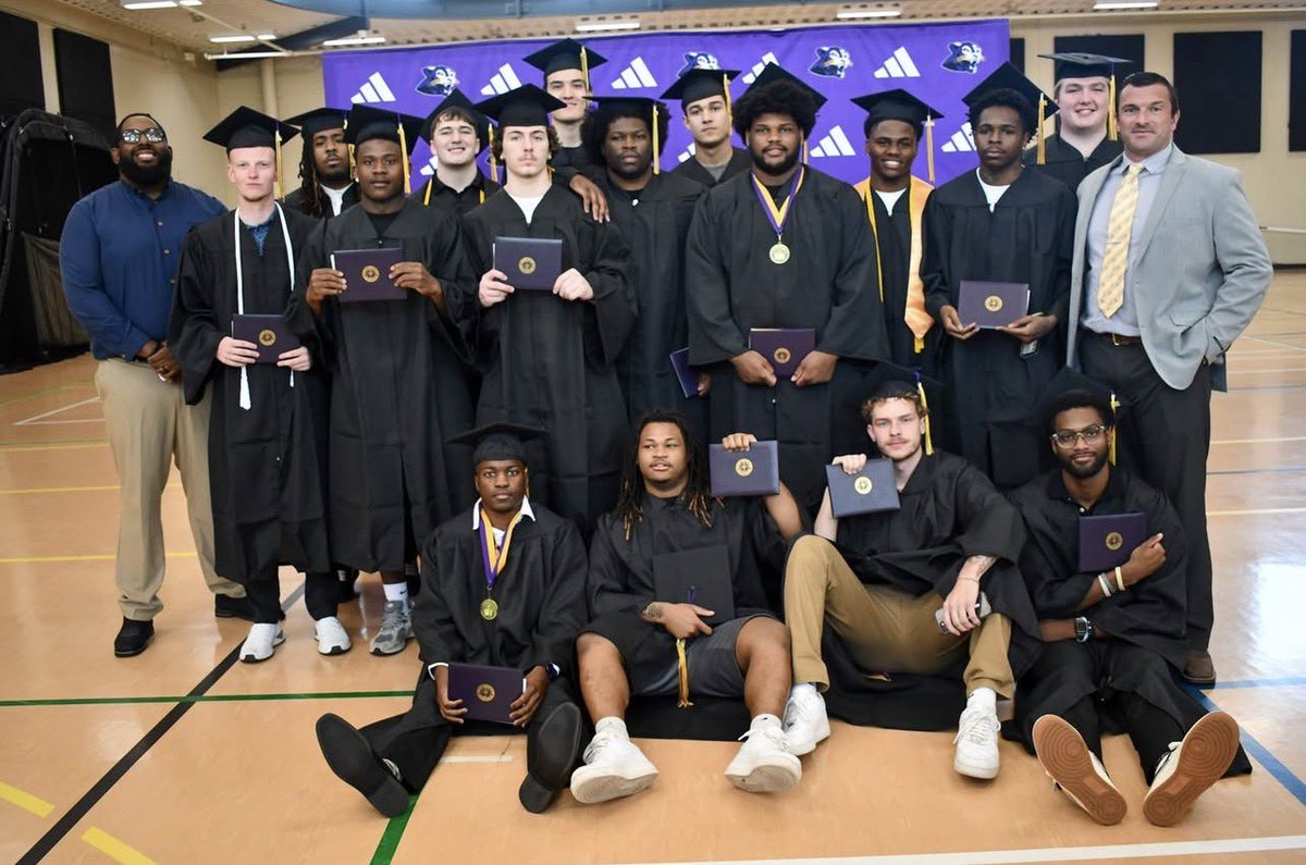 CoachWhiteECC's tweet photo. Proud of these young men!!

#Ellsworth x #D1Juco x #PantherVille 🐆 https://t.co/oVyLLA5hc3
