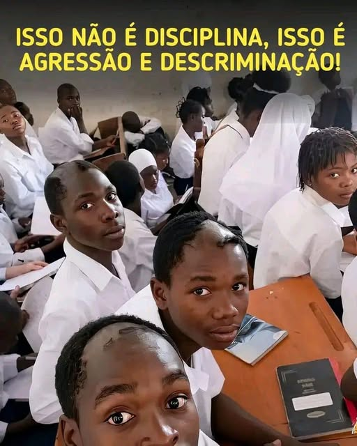 DoTwiterDt's tweet photo. 📷 ESSA MERDA PRECISA DE PARAR. ISTO É UM ABUSO.
Olhem bem para esta imagem. São estudantes angolanos, sentados nas carteiras de uma escola no Uíge. Os coitados receberam estas marcas de uma humilhação por causa do seu cabelo. Um professor, alguém que devia ser um exemplo, um guia, uma figura de respeito, pega numa tesoura e corta o cabelo destes alunos na frente de todos como uma forma de punição pelo "erro" de deixarem crescer o seu cabelo. Isso é inacreditável. Gajos como esses nunca deveriam levantar para orientar e conduzir esses miúdos.
Precisamos de falar disso com seriedade, porque o que aconteceu aqui não é apenas uma questão de disciplina escolar mal aplicada. É muito mais profundo e complexo do que isso.
Onde está a regra escrita que diz que um jovem negro não pode ter cabelo comprido? Não só não existe como nunca deveria existir.
Alguém já viu um professor fazer o mesmo a um aluno "mulato"? A um aluno de cabelo liso? Alguém já viu uma tesoura aproximar-se da cabeça de um jovem com traços mais europeus por causa do comprimento do cabelo? Nunca, porque eles são bonitinhos e têm cabelo lindo. Isso é um discriminação racial.
Este tipo de violência seletiva revela um preconceito profundamente enraizado dentro das instituições angolanas. Para eles, o cabelo negro, o cabelo afro, o cabelo natural dos nossos jovens, é sinónimo de desleixo, de rebeldia, de falta de disciplina. Como se o cabelo crespo fosse, por si só, uma infração. Como se ser negro e deixar crescer o cabelo fosse um ato de desobediência que merece punição física e pública.
Isto é racismo estrutural. E existe Dentro das nossas escolas, praticado pelos nossos próprios professores, contra os nossos próprios filhos.
Imaginem o que significa para um adolescente ser chamado e ter o professor a aproximar-se de dele com uma tesoura, cortar o cabelo do rapaz com insultos (todos sabemos como é isso), enquanto todos olham e até riem.
Esse jovem vai para casa com vergonha, com raiva e com uma mensagem gravada na alma de que o seu corpo, o seu cabelo, a sua identidade africana, não é aceite, não é digna e precisa de ser "corrigida".
Um professor que faz essa merda não é um educador, é um agressor. E se existe algum regulamento que o permite, esse regulamento precisa de ser revogado imediatamente, porque é inconstitucional, é desumano e é racista.
O Artigo 23.º da Constituição da República de Angola é claro:
Todos os cidadãos são iguais perante a lei e ninguém pode ser discriminado com base na raça, cor, etnia ou origem. Cortar o cabelo de alunos dessa maneira é ilegal, e os pais destes jovens têm o direito de apresentar queixa formal, mas infelizmente, muitos deles concordam com as atutudes dos professores porque também passaram por isso e acham que isso fez ou faz deles pessoas melhores.
Esse tipo de "professor" não deveria nunca mais levantar para ensinar alguma coisa à esses alunos, ele é um criminoso!!
Paz Interior.