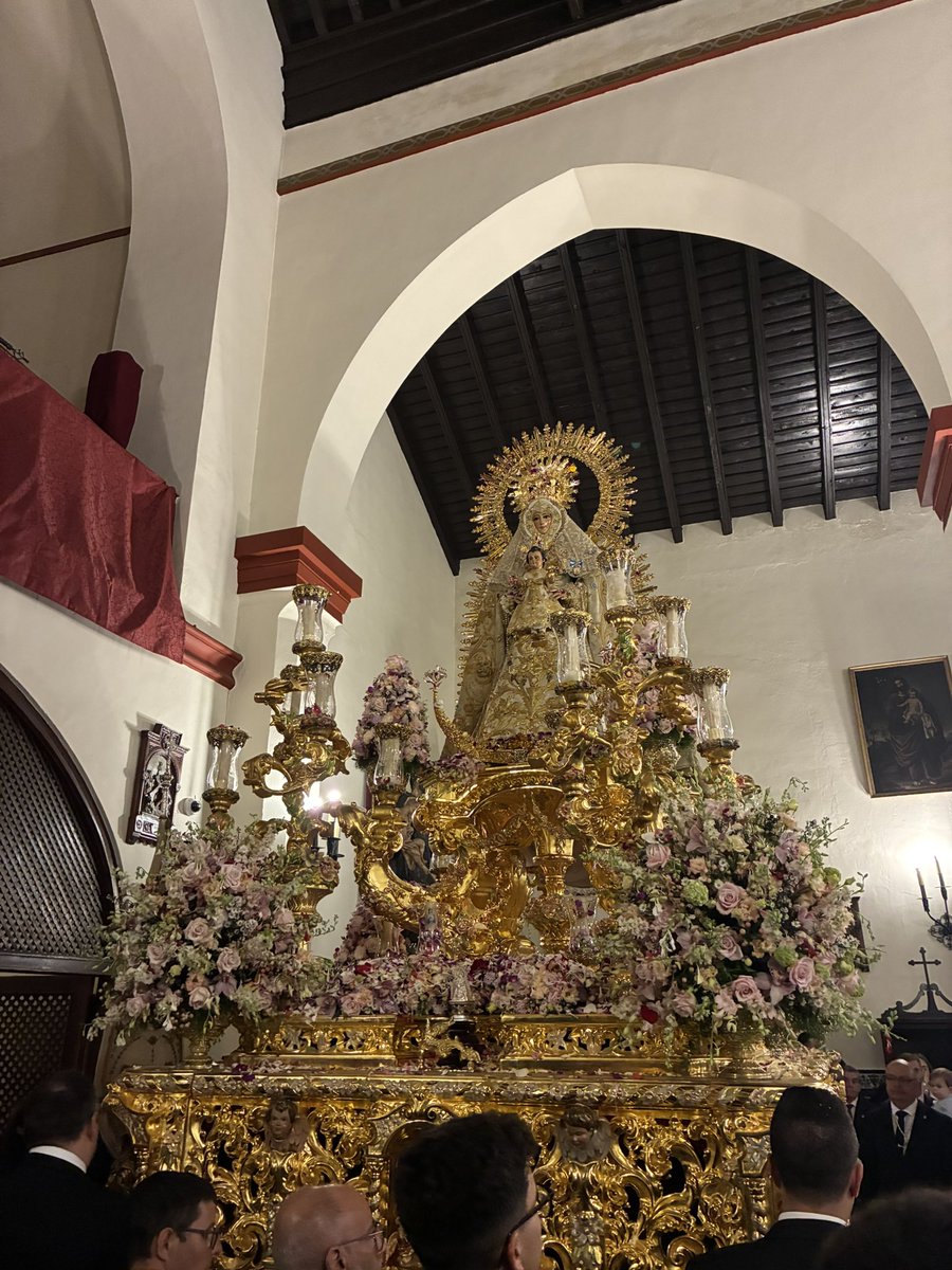 DNombreAlcala's tweet photo. [23:51] Suena “A mi Blanco y Dulce Nombre” en los últimos instantes del recorrido por el interior del templo parroquial hasta su Capilla. #DulceNombre #Charitas https://t.co/JTrdoAsYNo