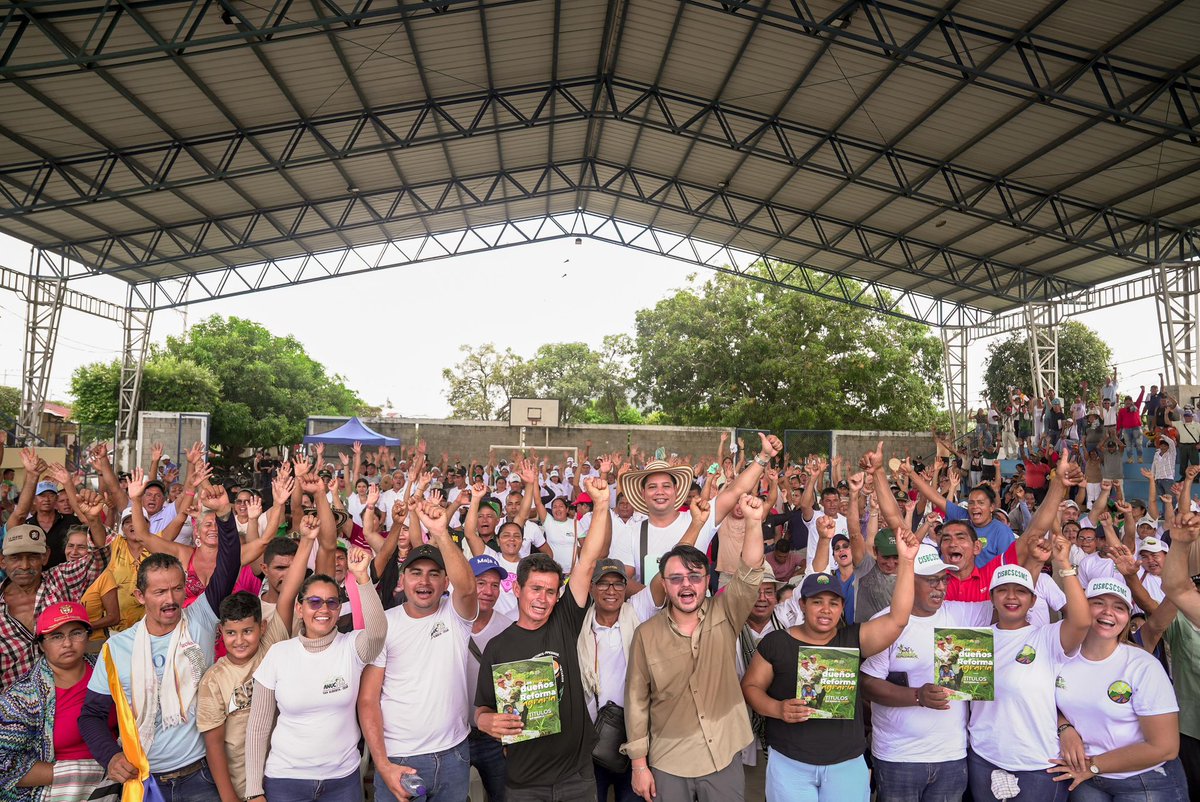 harmanfelipe's tweet photo. En una gran Asamblea Campesina en el sur del Cesar, hicimos la entrega de más de 600 hectáreas para organizaciones campesinas de 4 municipios que por años han esperado justicia y acceso digno a la tierra.

En este departamento han perseguido al campesino por su lucha por la tierra, por los baldíos de la Nación y por defender su derecho a vivir y producir en el campo.

Hoy, más que nunca, el campesinado debe mantenerse unido y movilizado para defender la Reforma Agraria y exigir una Jurisdicción Agraria al servicio del pueblo campesino.