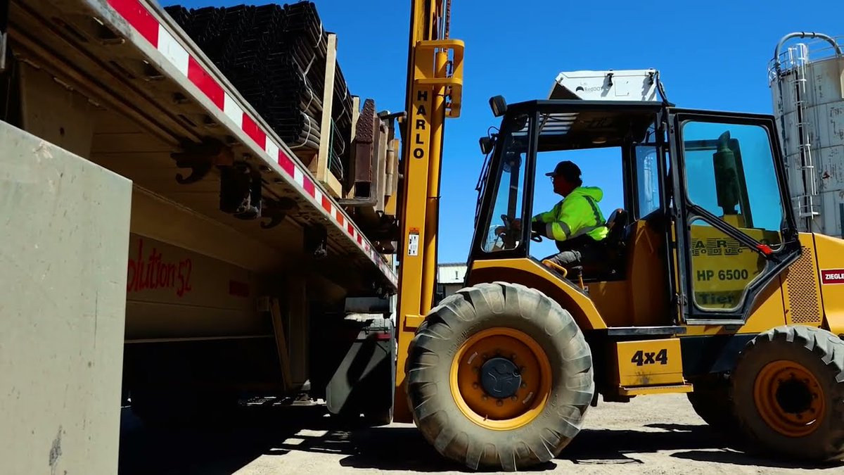 Mastermark1966's tweet photo. Avon Plastics has a custom palletized option for landscape edging that saves customers both time and money.  Unload an entire flatbed truck of 12 pallets of edging in less than 15 minutes with 1 person and a forklift!
https://t.co/E5FPvPr0rC https://t.co/2n0MUmuznB