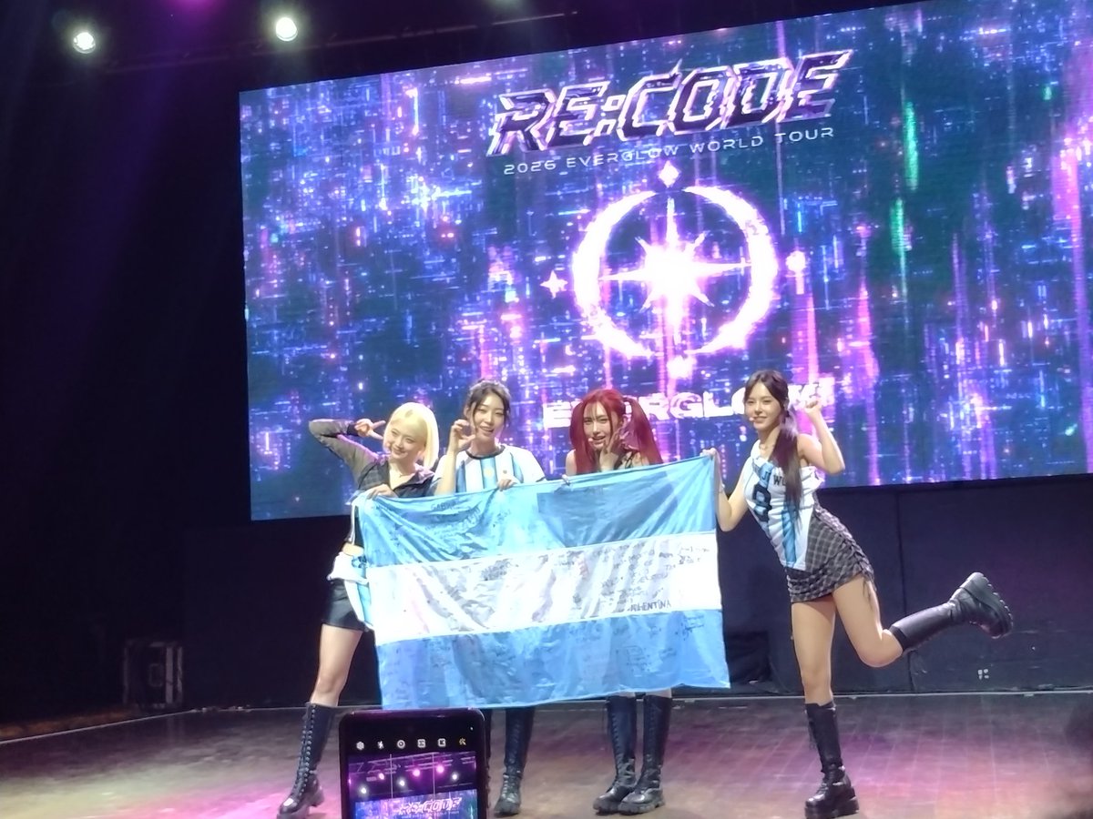 CandeK16's tweet photo. #EVERGLOW
Ayer fue hermoso 😭❤️ 
Ojalá vengan mil veces más 🇦🇷 https://t.co/JZalugl6dO