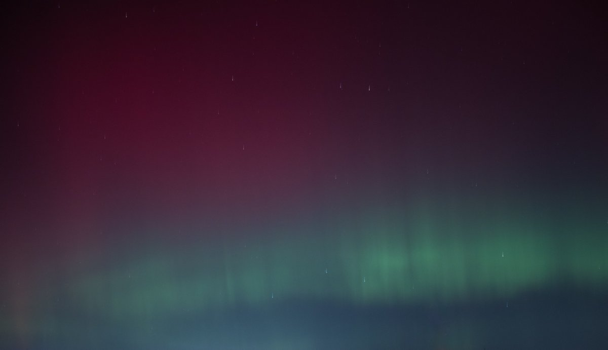 JSPhotoRI's tweet photo. That time the Northern Lights were extremely active over southern RI! https://t.co/ND1oRnEedO