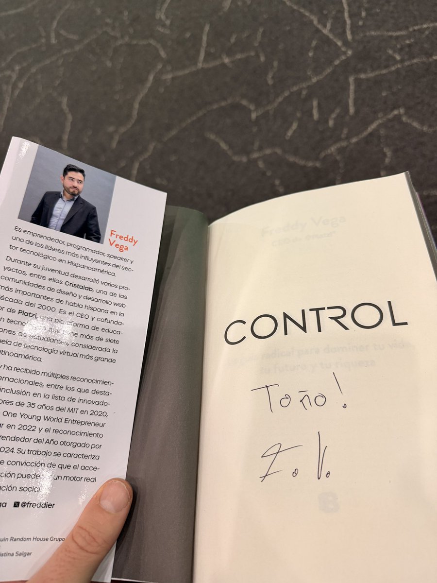kerulo's tweet photo. Si quieres tomar el control de tu vida y de tu destino, el libro de @freddier no puede faltar en tu colección. Gracias por tus consejos! #platziconf https://t.co/egjWS8YtLw
