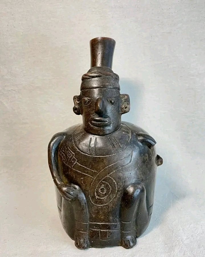 free300858's tweet photo. Botella antropomorfa, que representa un personaje con  turbante, orejeras y pectoral. Presenta en el cuerpo o en vestimenta la figura de una serpiente con cabeza de felino.
Cultura Cupisnique, Perú 
Museo Larco
Descripción: Adrian Alejandro Mendoza
Botol untuk https://t.co/J8VjgNavo1