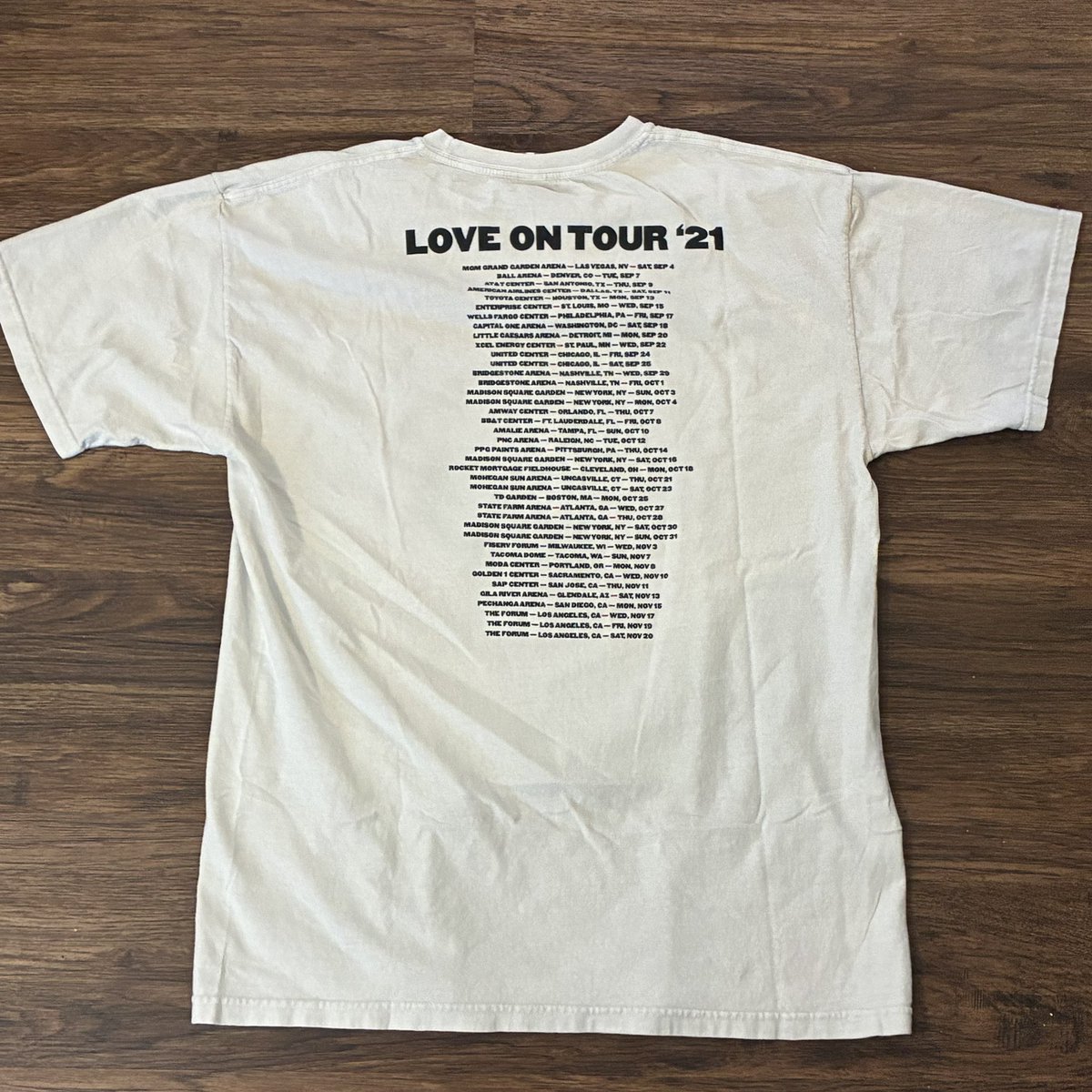 VAULTaged's tweet photo. Harry Styles “Love On Tour ‘21” tee just added to the shop 🐇
Clean front bunny graphic + full back hit tour dates on a cream M&amp;O blank. Modern concert merch is becoming the next wave of collectible tees.

Size L

#HarryStyles #LoveOnTour #ConcertTee #TourMerch #VaultAged https://t.co/gWVXmP48Ms